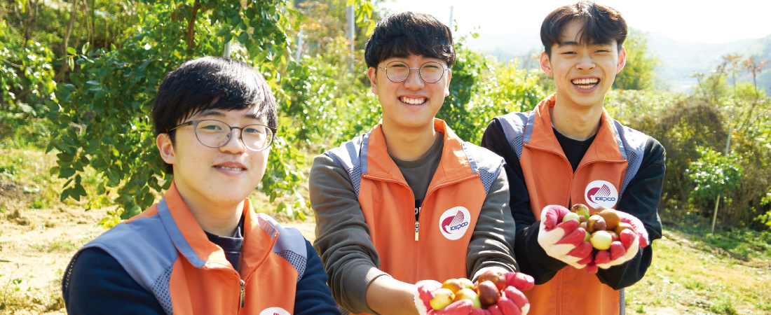 수확한 왕대추를 손안에 가득 담고 환한 웃음을 짓고 있는 봉사단원들. 왼쪽부터 김영주, 김현석, 김광민 씨.