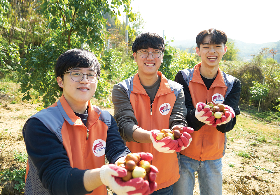 수확한 왕대추를 손안에 가득 담고 환한 웃음을 짓고 있는 봉사단원들. 왼쪽부터 김영주, 김현석, 김광민 씨.