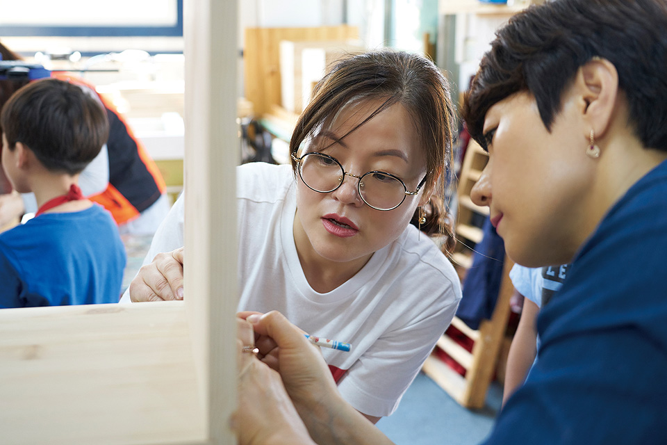 장수정, 이소영 단원이 나사못 타공 지점을 표시하고 있다.