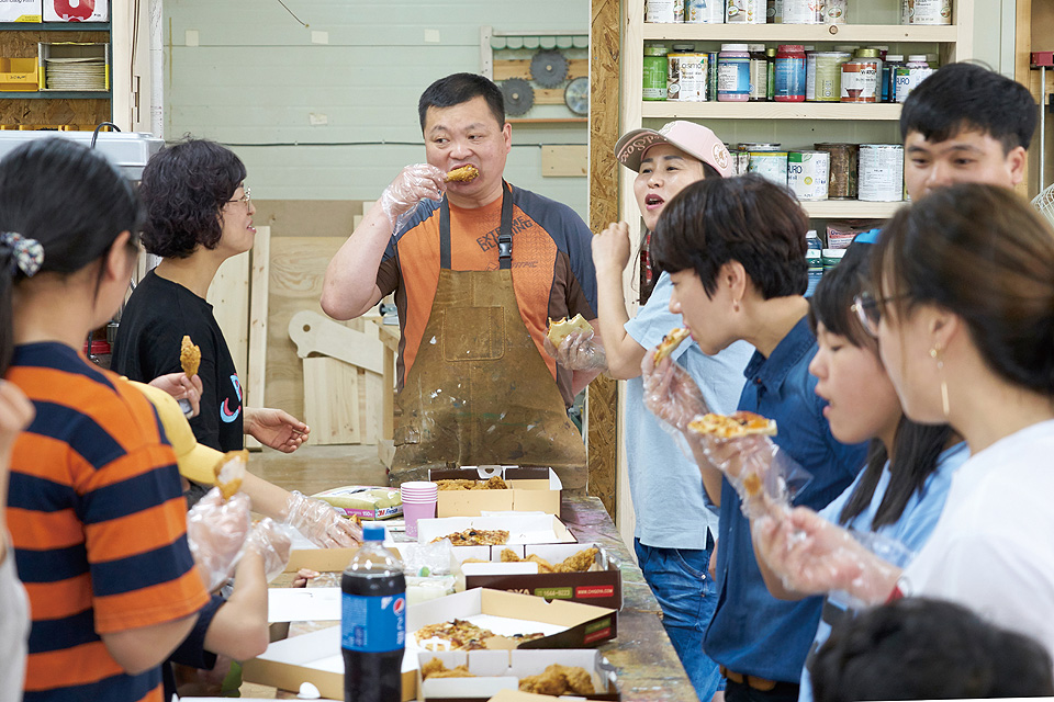 간식타임을 갖고 있는 단원들 모습