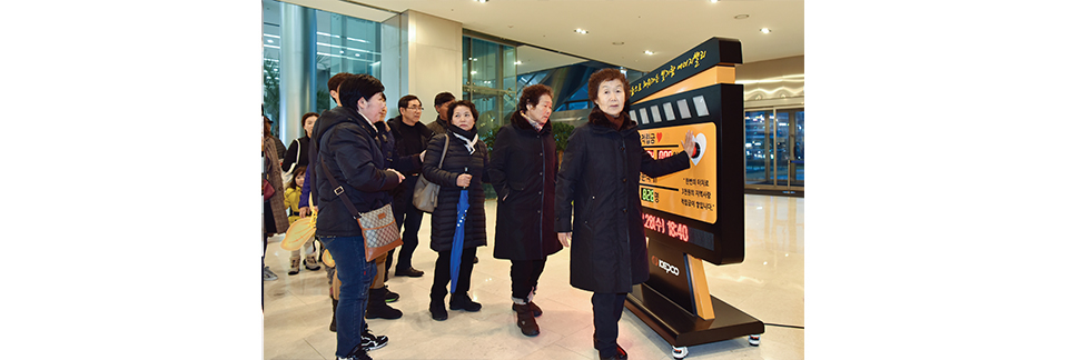 빛가람영화관으로 들어가기 전 카운터를 누르는 관람객들