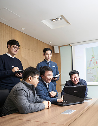 지중설비 종합감시스템의 운영 상황을 보며 회의를 하고 있는 경기북부지역본부 직원들