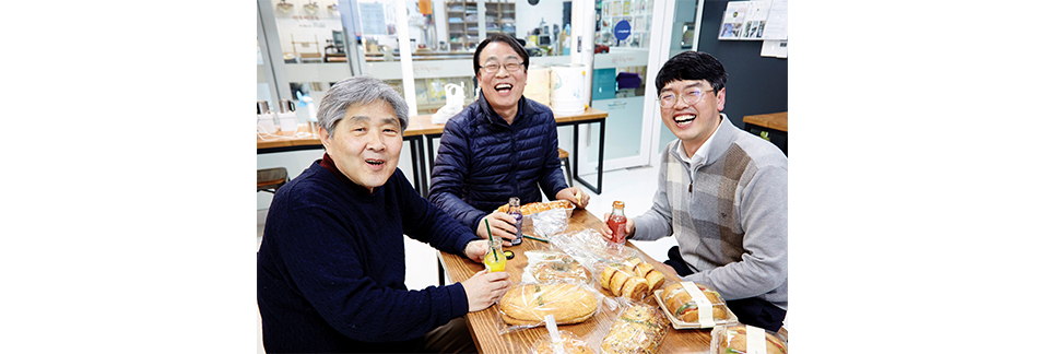 왼쪽부터 신희철 씨, 김영준 대표, 이화영 씨. 이들은 암행어사처럼 지역 곳곳의 숨은 여행지를 발굴하겠다는 꿈을 갖고 있다.